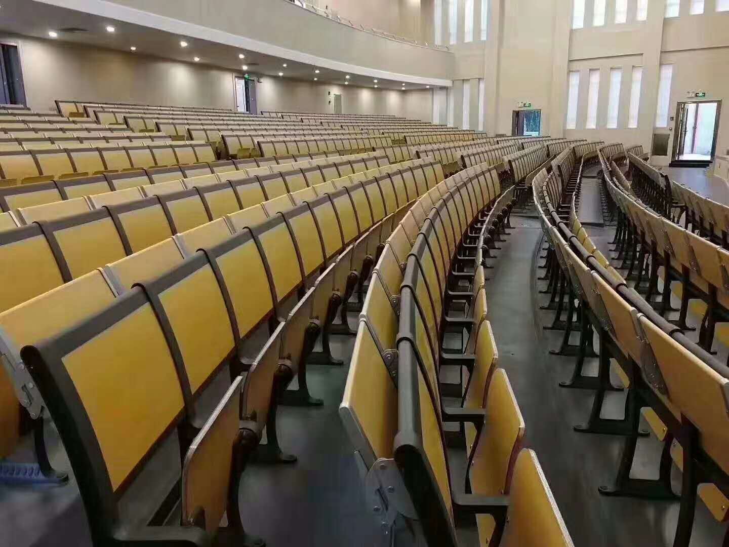现代化大学用什么样的连排座椅